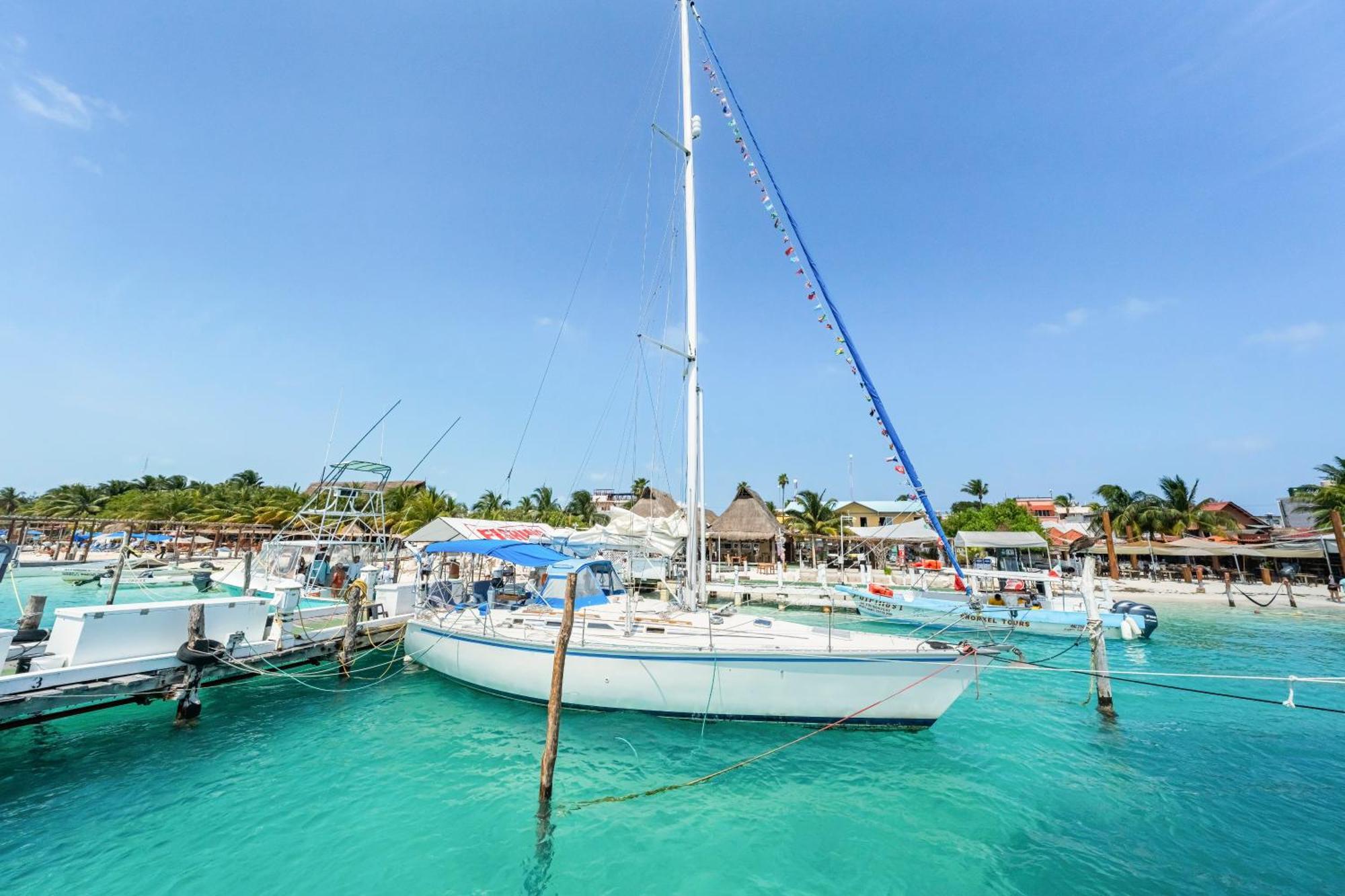 Walk Barefoot To Beach! Private Sailboat At North End, Queen Bed, En-suite Bath, Ac * Isla Mujeres
